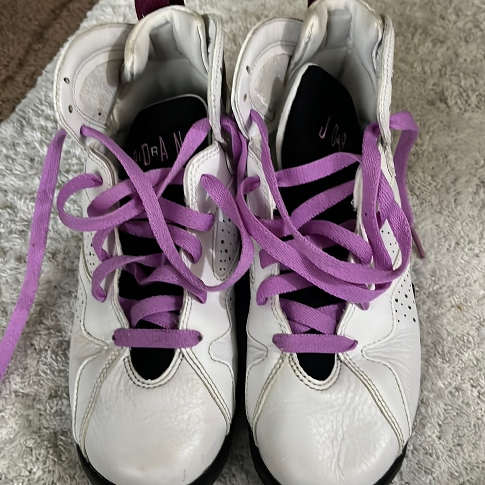 Jordan Color:Purple/Black/White. Size:4Youth